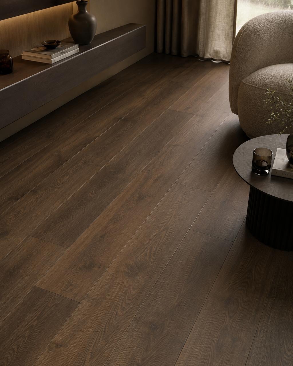 Donkere laminaatvloer in een modern interieur