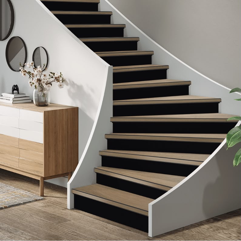 PVC treden in een warme houtlook met zwarte stootborden