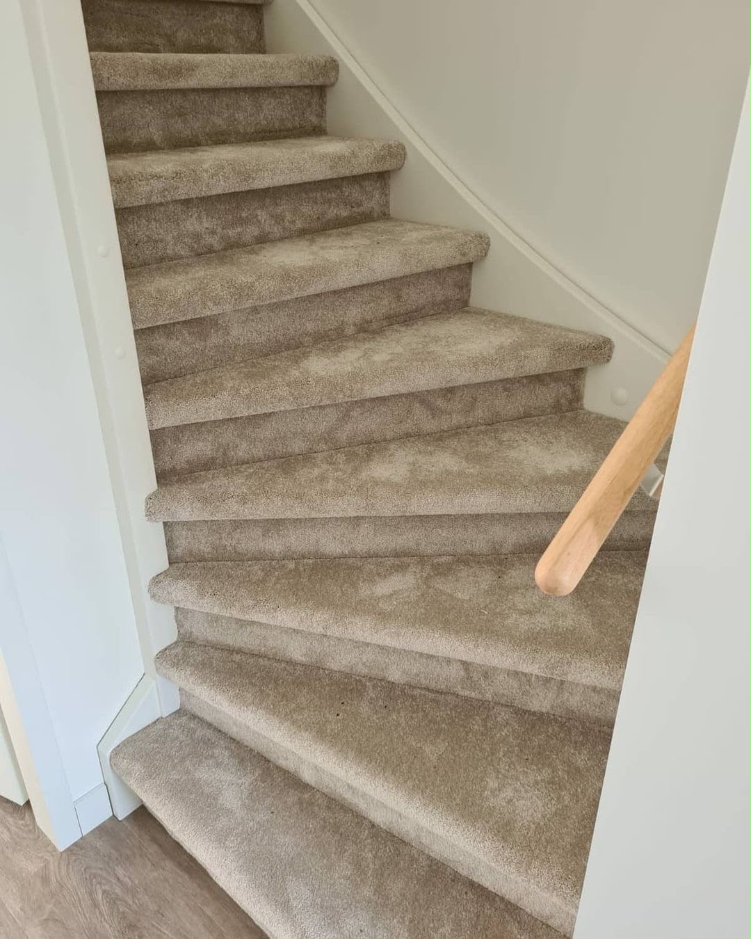 Gestoffeerde trap met zachte beige vloerbekleding