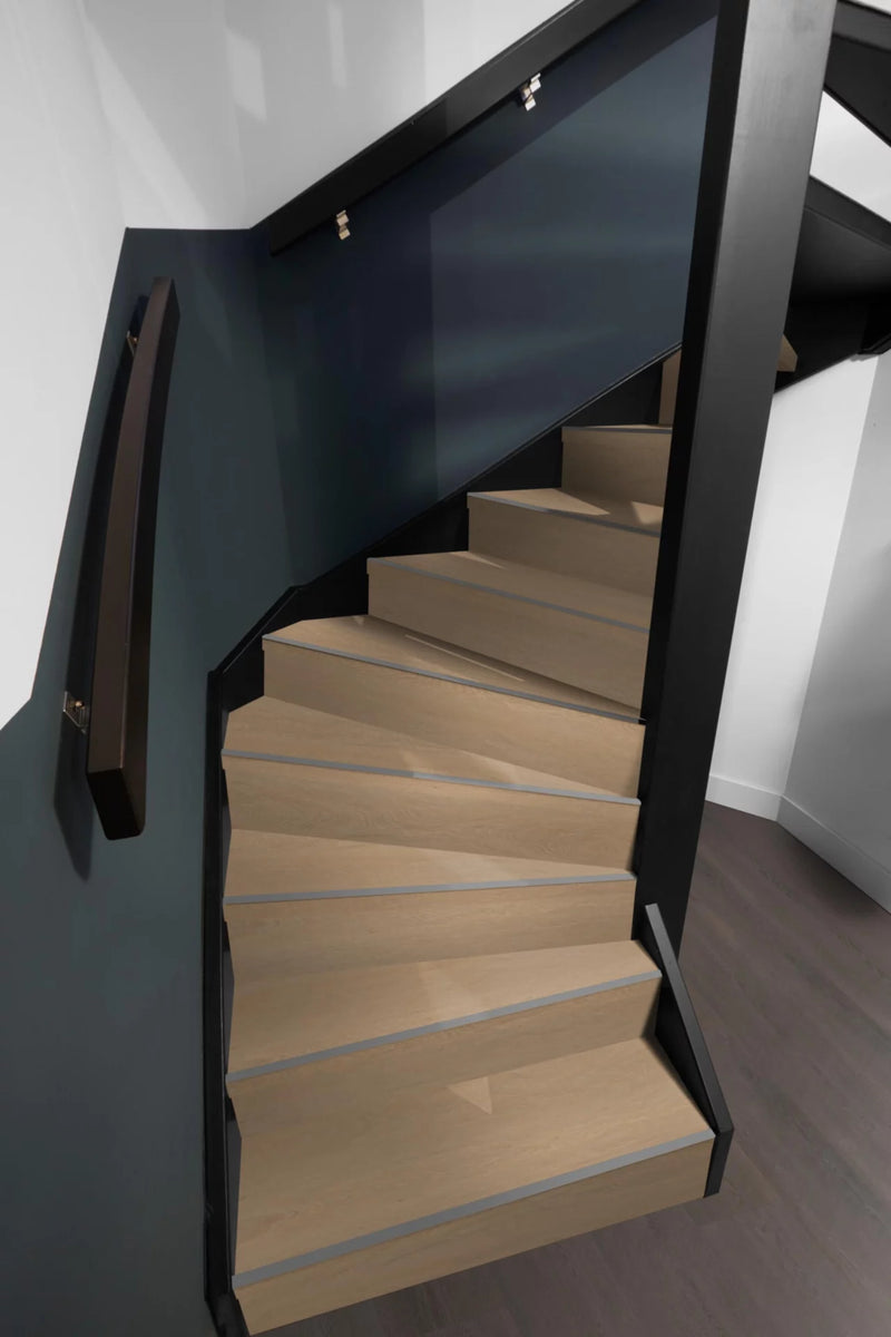 Floorlife Traptreden Set PVC Fulham Dark Oak – kleurimpressie op een trap