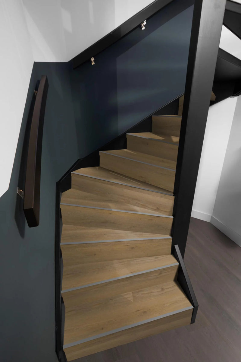 Floorlife Traptreden Set PVC Leyton Dark Oak – kleurimpressie op een trap