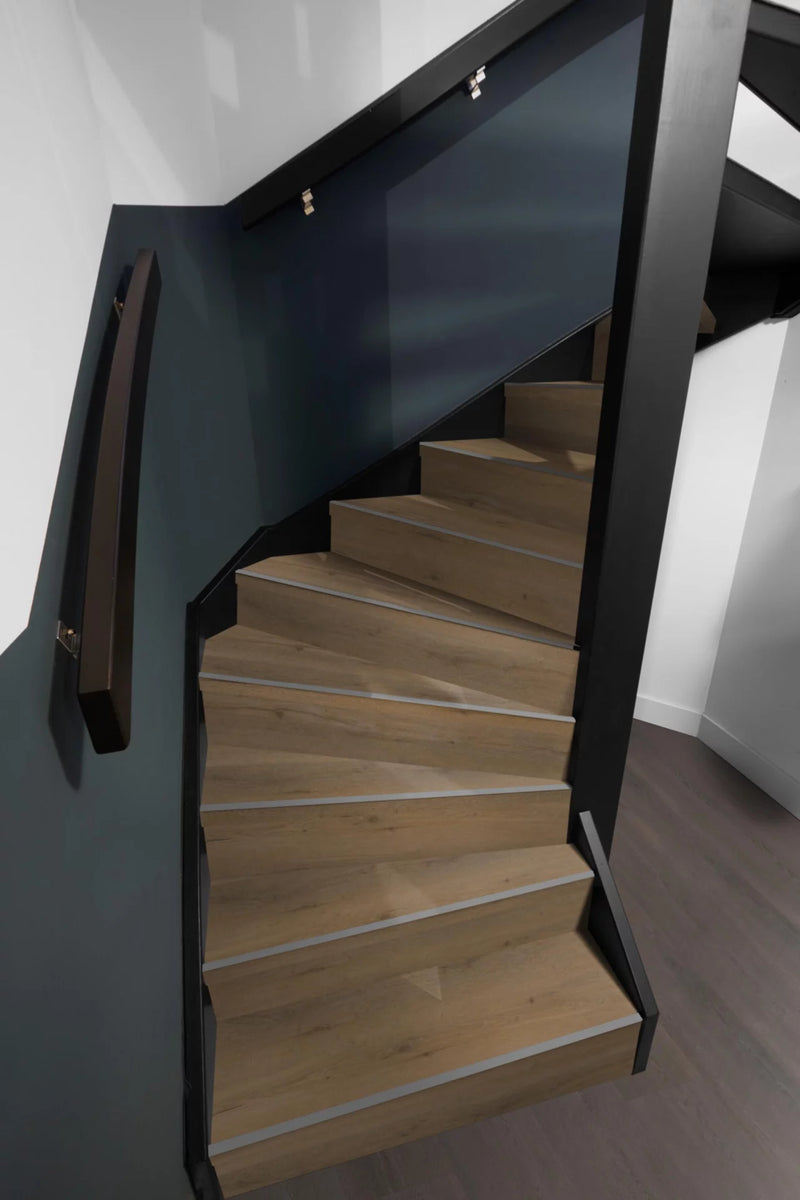 Floorlife Traptreden Set PVC Leyton Smoky – kleurimpressie op een trap