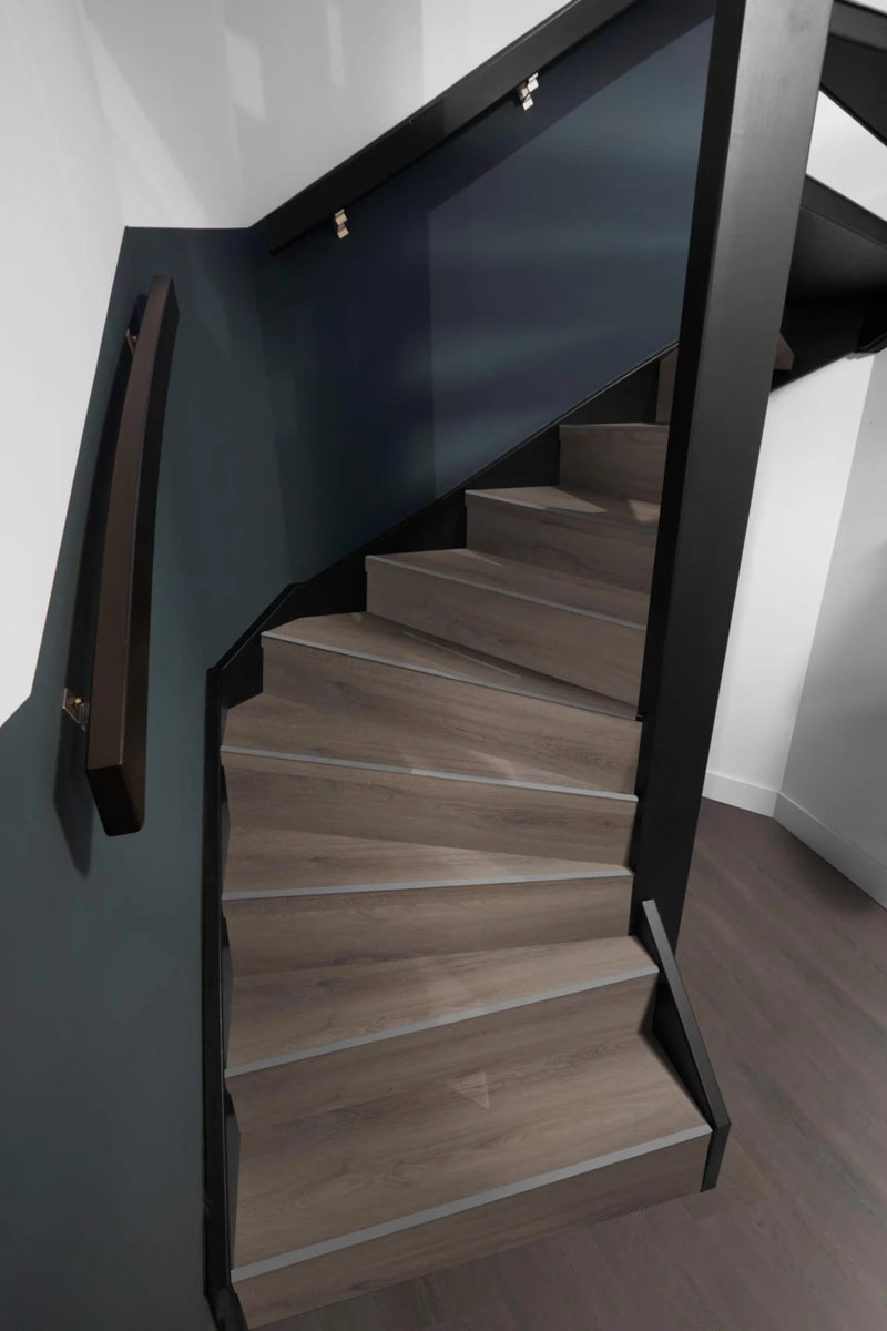 Floorlife Traptreden Set PVC Paddington Dark Grey – kleurimpressie op een trap