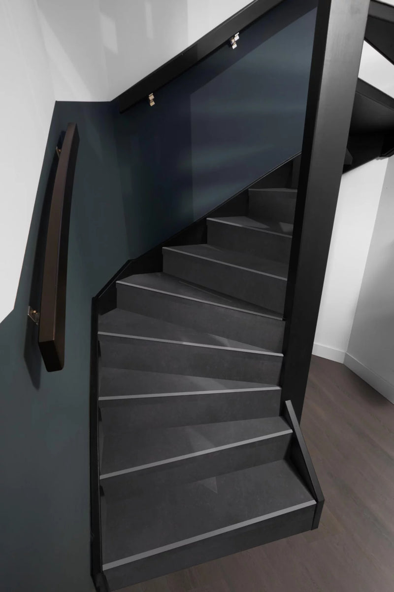 Floorlife Traptreden Set PVC Southwark Anthracite – kleurimpressie op een trap
