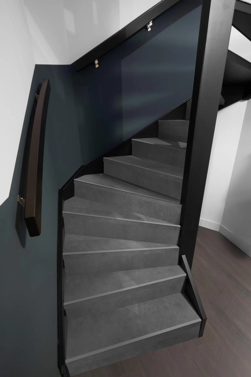 Floorlife Traptreden Set PVC Southwark Dark Grey – kleurimpressie op een trap