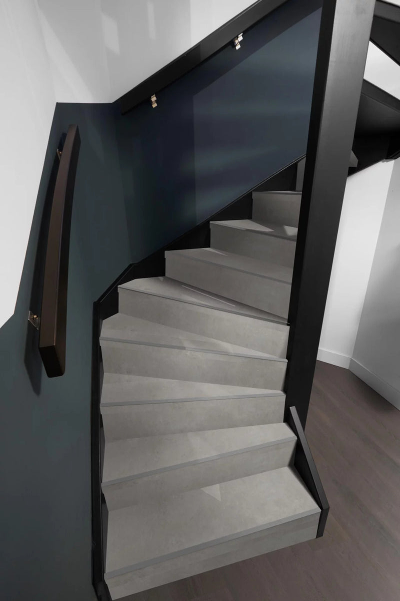 Floorlife Traptreden Set PVC Southwark Grey – kleurimpressie op een trap