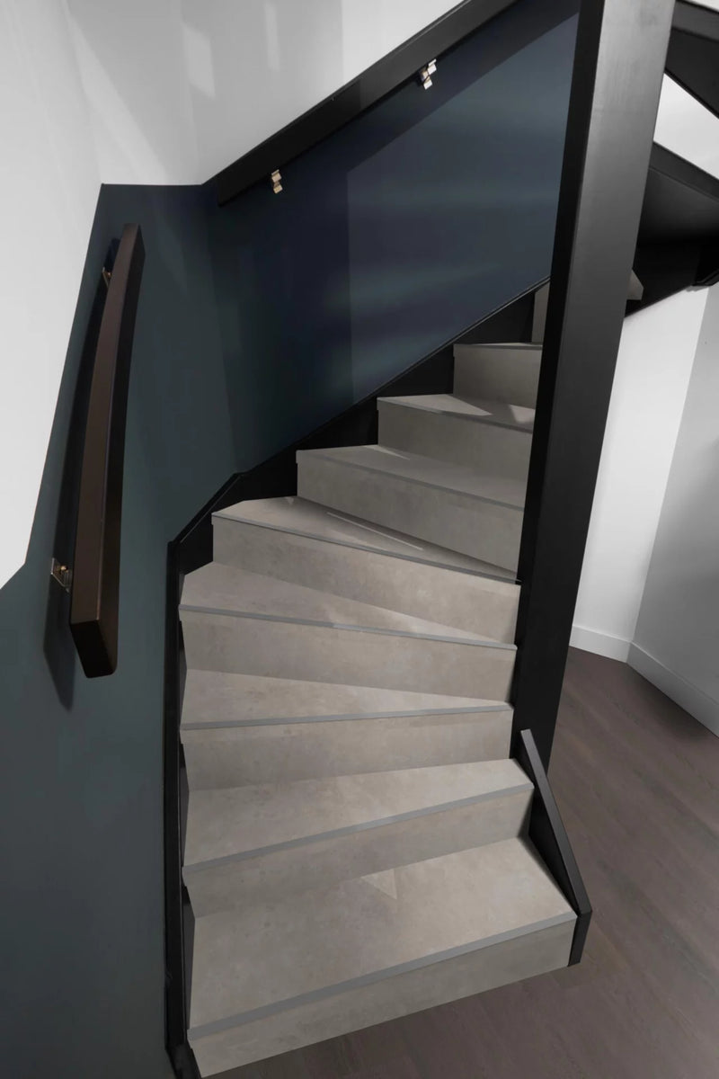 Floorlife Traptreden Set PVC Southwark Light Grey – kleurimpressie op een trap