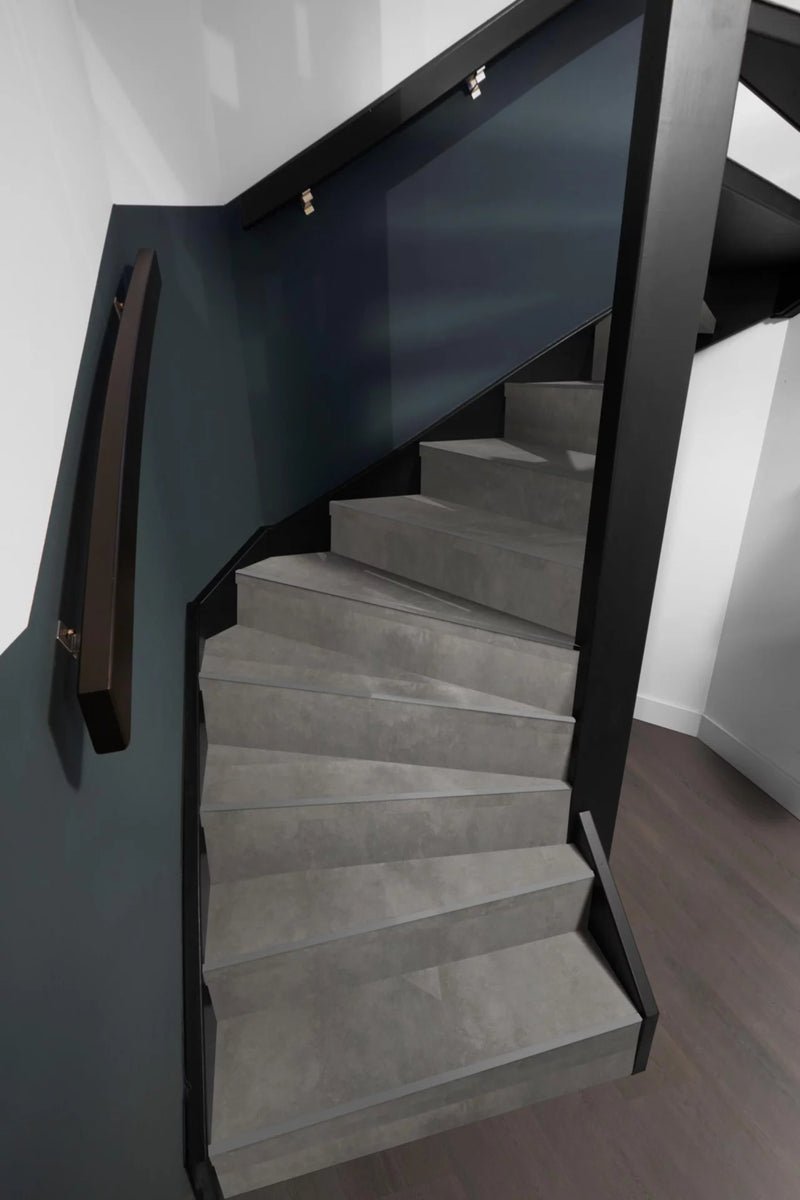 Floorlife Traptreden Set PVC Victoria Grey – kleurimpressie op een trap