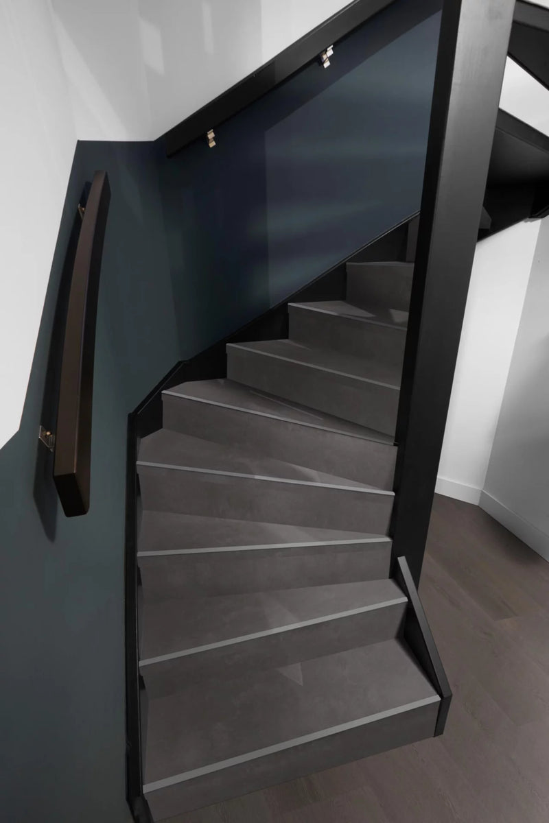 Floorlife Traptreden Set PVC Victoria XL Anthracite – kleurimpressie op een trap