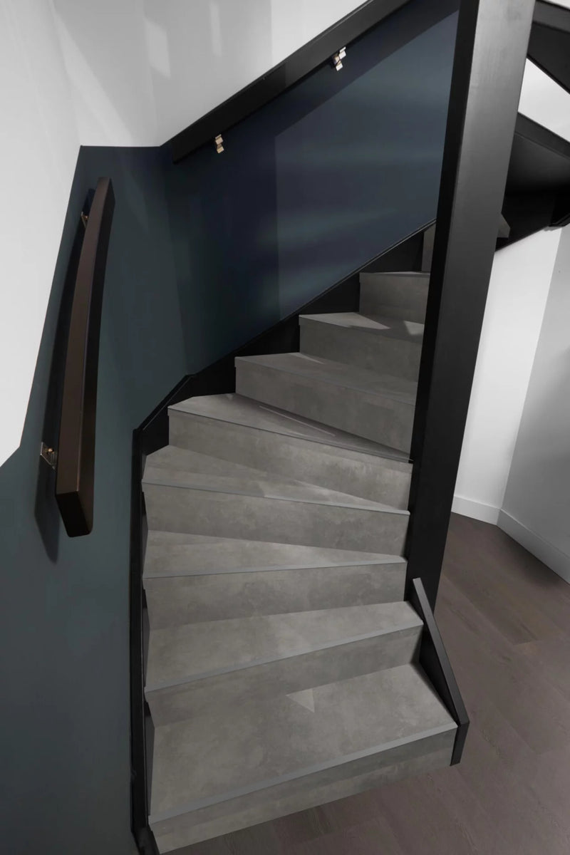 Floorlife Traptreden Set PVC Victoria XL Grey – kleurimpressie op een trap