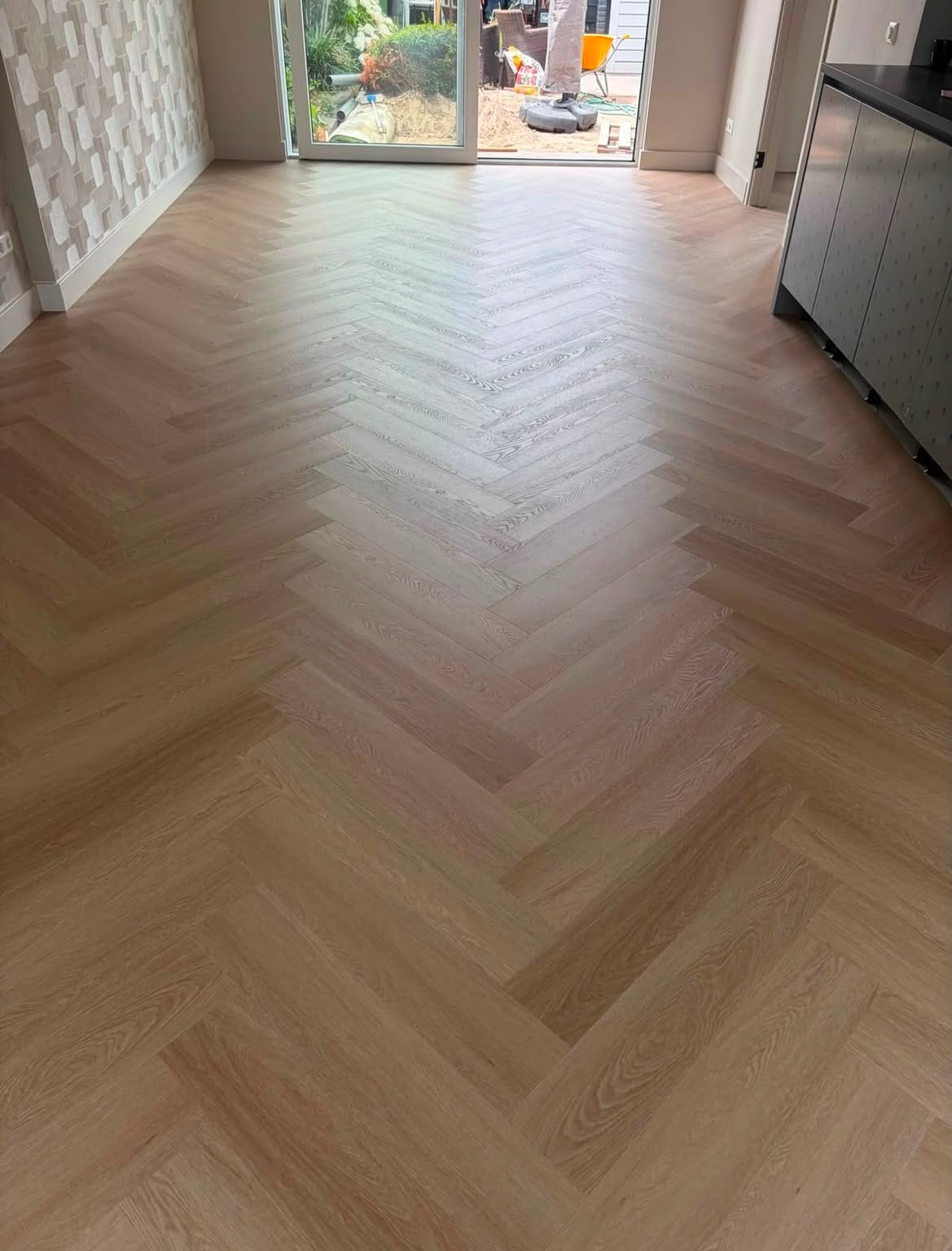 Fullham Herringbone Smoky PVC visgraatvloer in de woonkamer