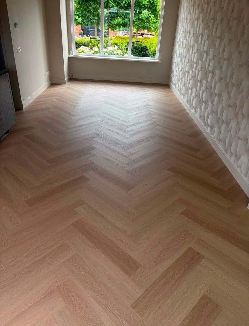 Fullham Herringbone Smoky PVC visgraatvloer bij het raam