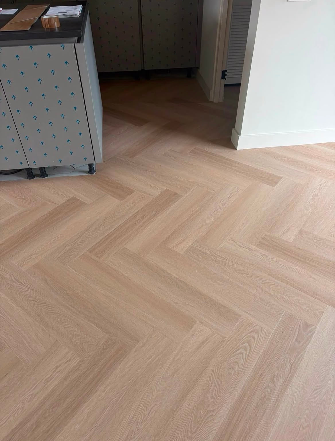 Detail van de Fullham Herringbone Smoky PVC visgraatvloer