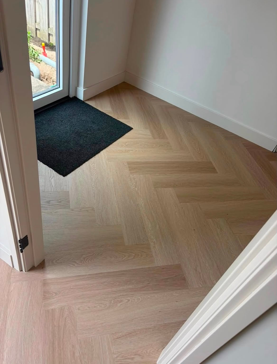 Afwerking van de Fullham Herringbone Smoky PVC visgraatvloer in de hal