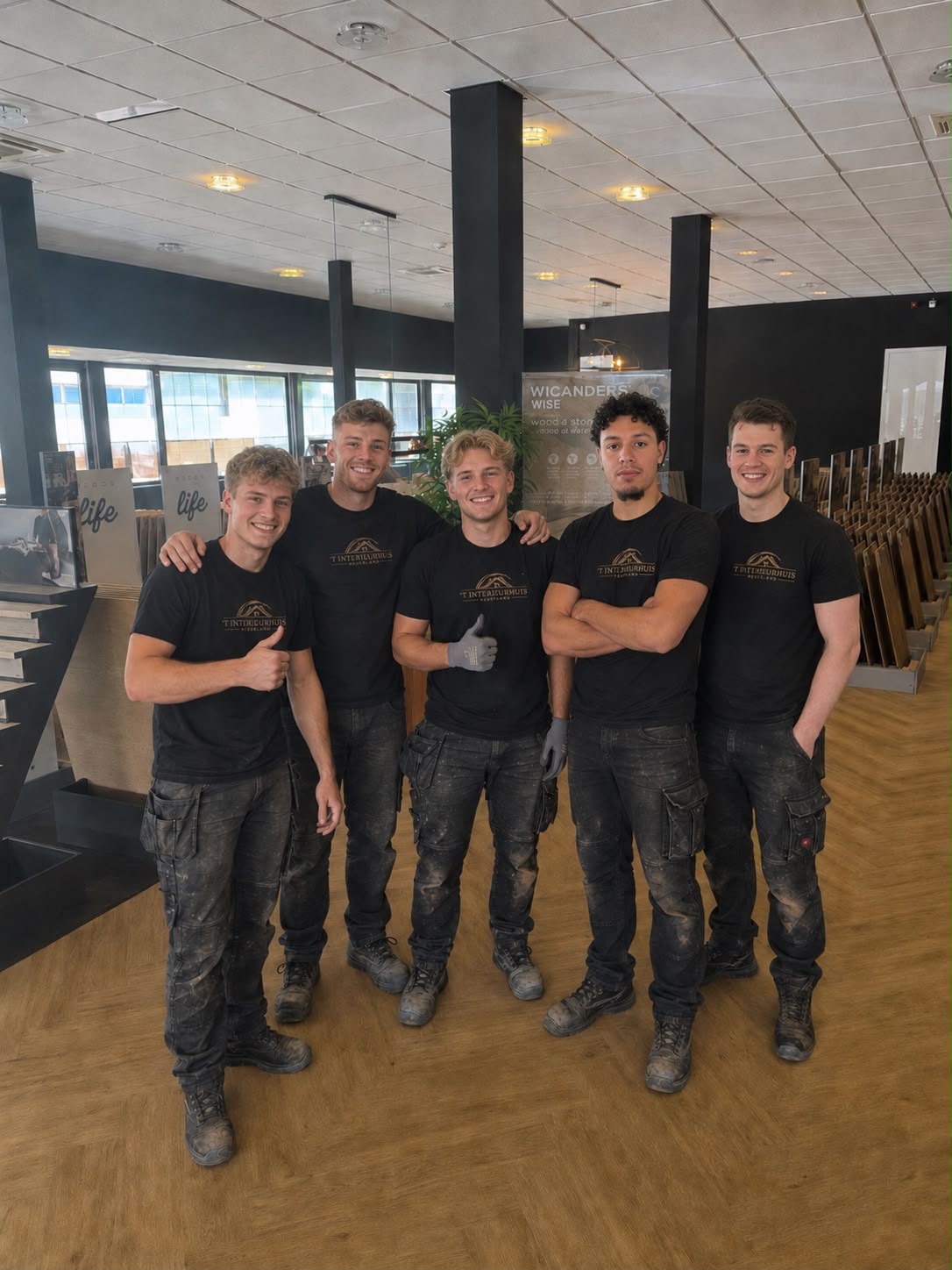 Het montageteam van Interieurhuis Nederland in de showroom