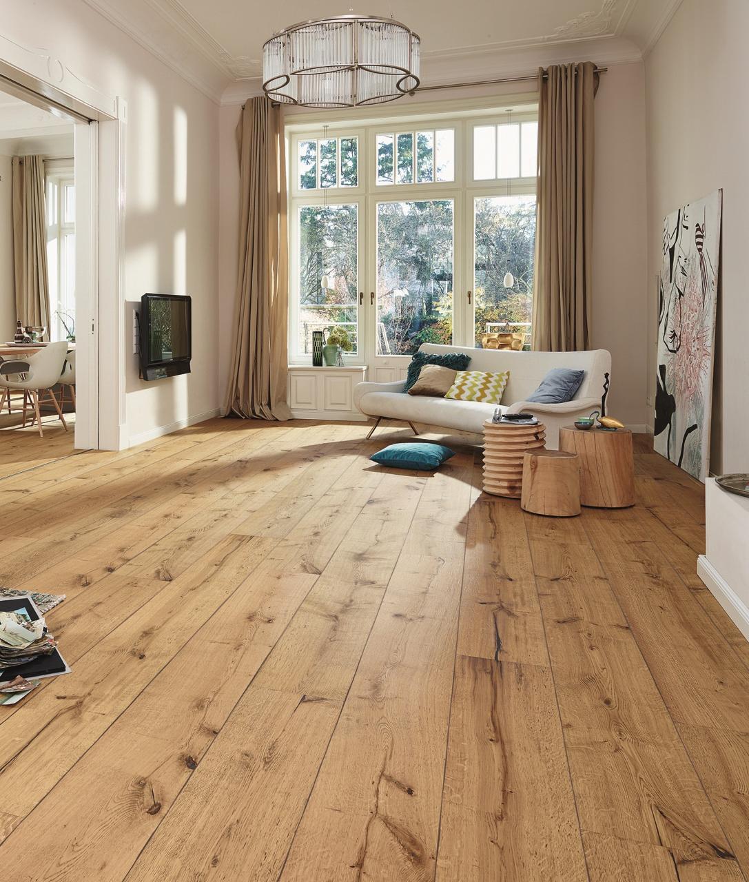 Natuurlijke parketvloer in een lichte woonkamer